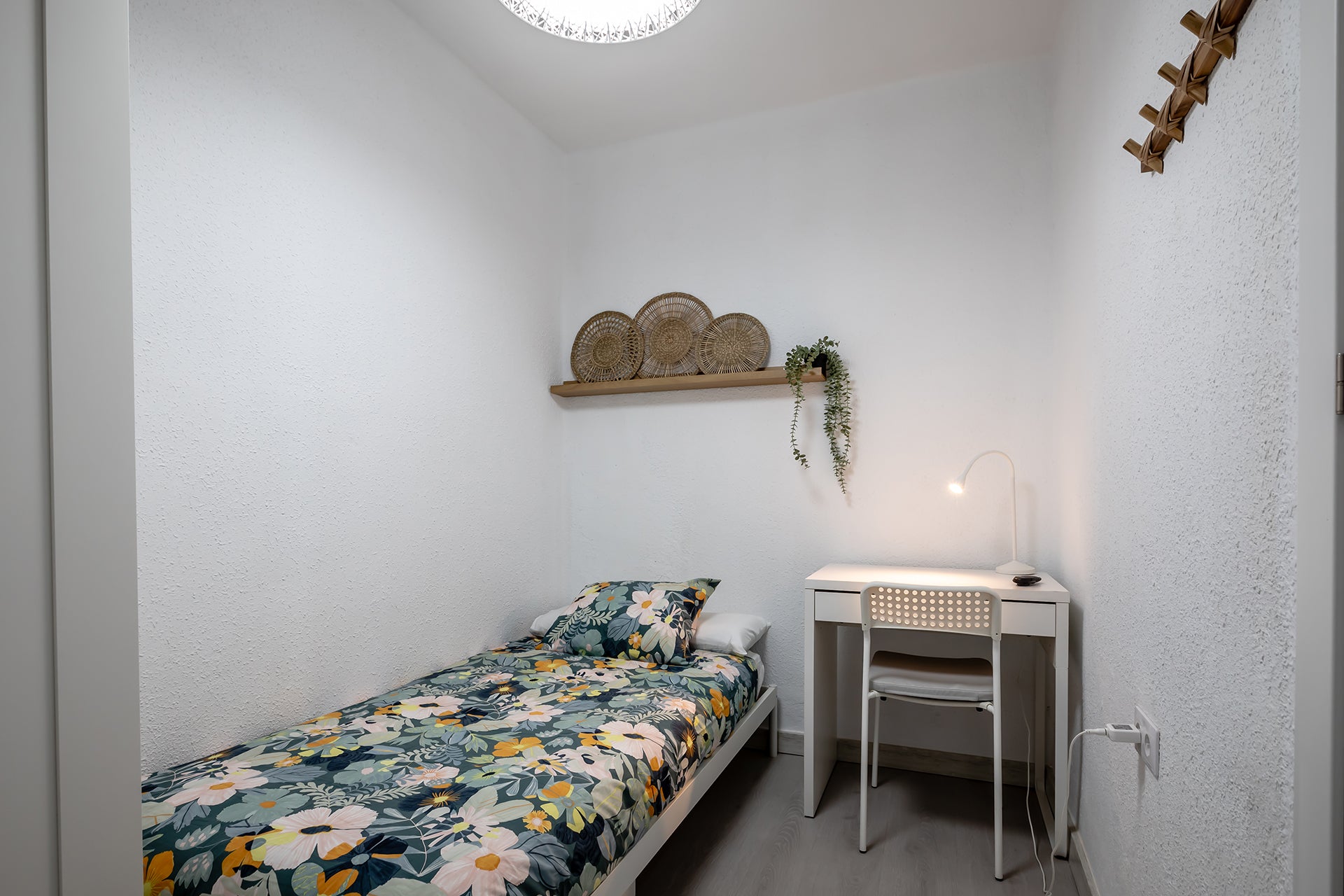 Room 2 in Calle Guillem Escrivà 3