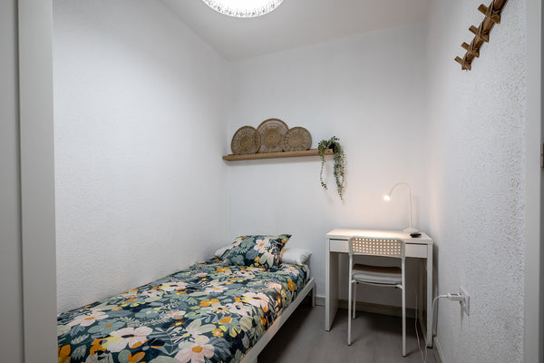 Room 2 in Calle Guillem Escrivà 3