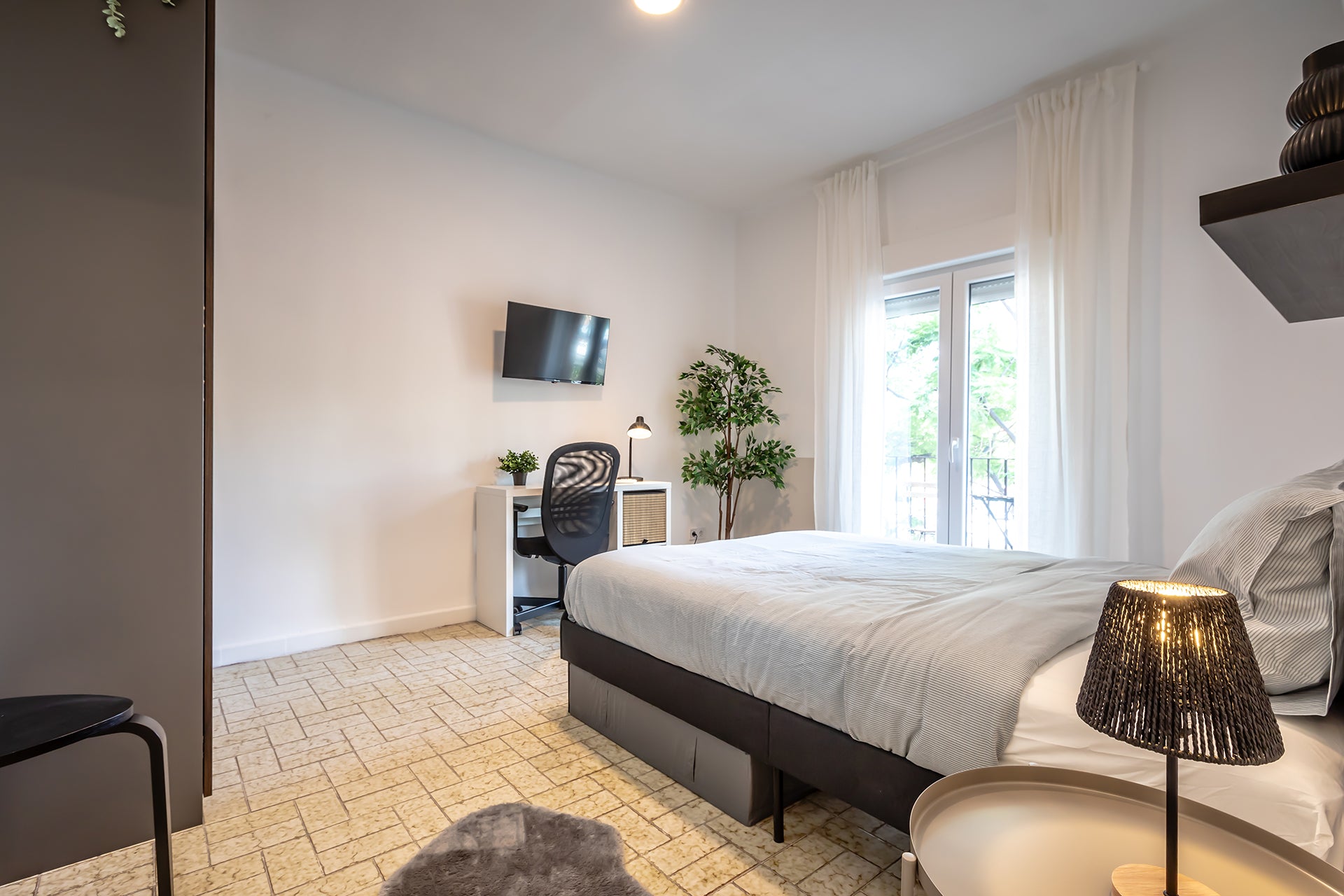 Room 1 in Calle Menorca 11