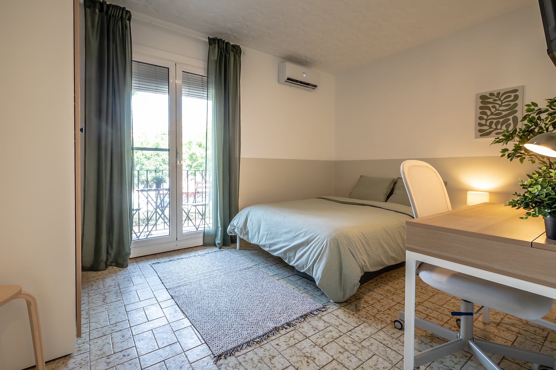Room 2 in Calle Menorca 11