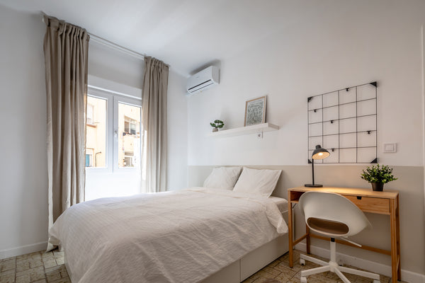 Room 4 in Calle Menorca 11