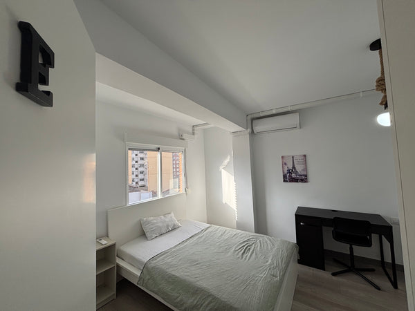 Kamer E in Av Primado Reig 19