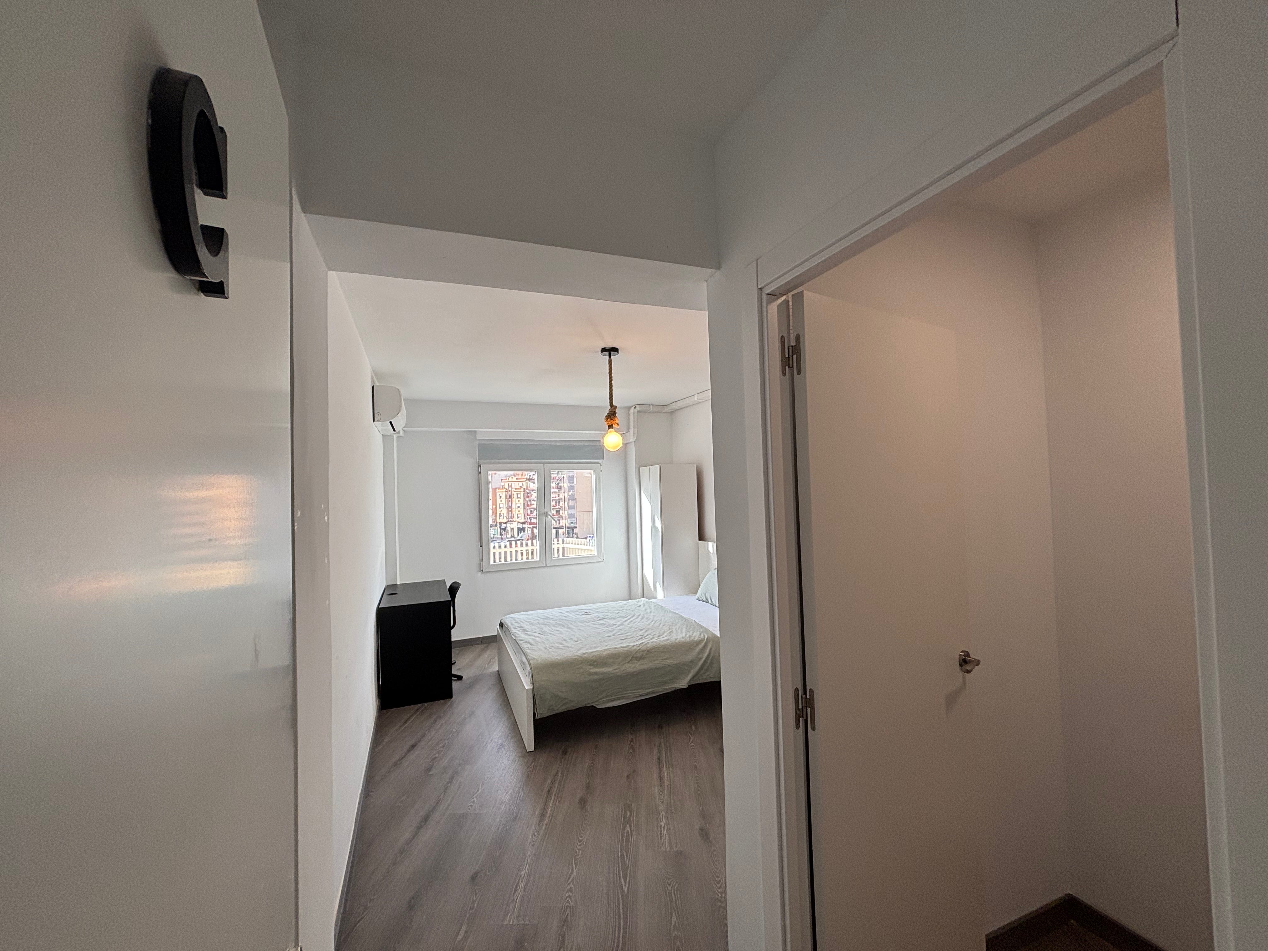 Room C in Av Primado Reig 19