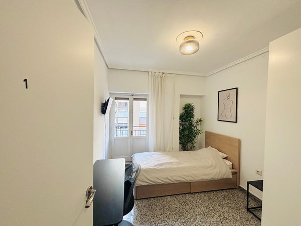 Room 1 in Calle Lerida 33