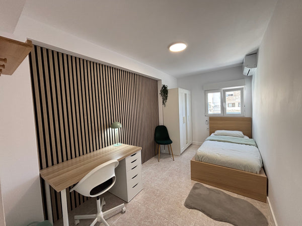 Room 2 in Calle Rodrigo de Pertegas 37