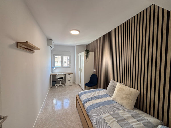 Room 1 in Calle Rodrigo de Pertegas 37