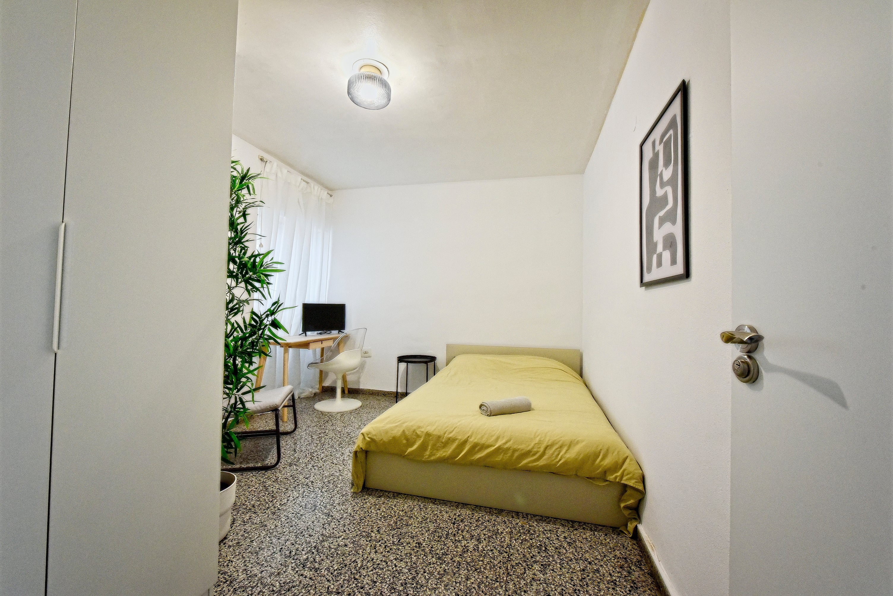 Room 4 in Calle Lerida 33