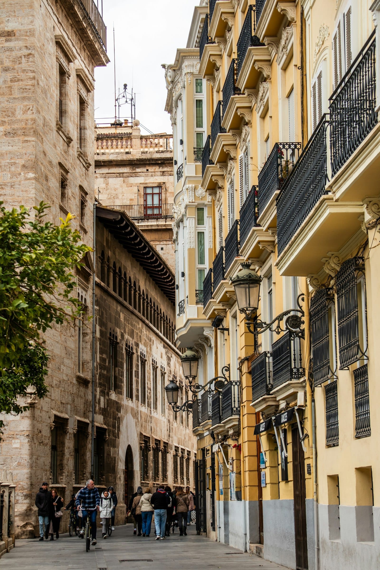 Traditional Valencia street, the kind of location that shapes a house valuation