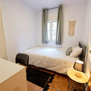 Room1_e9f53a86-4359-4d45-8104-2efea4f0472b